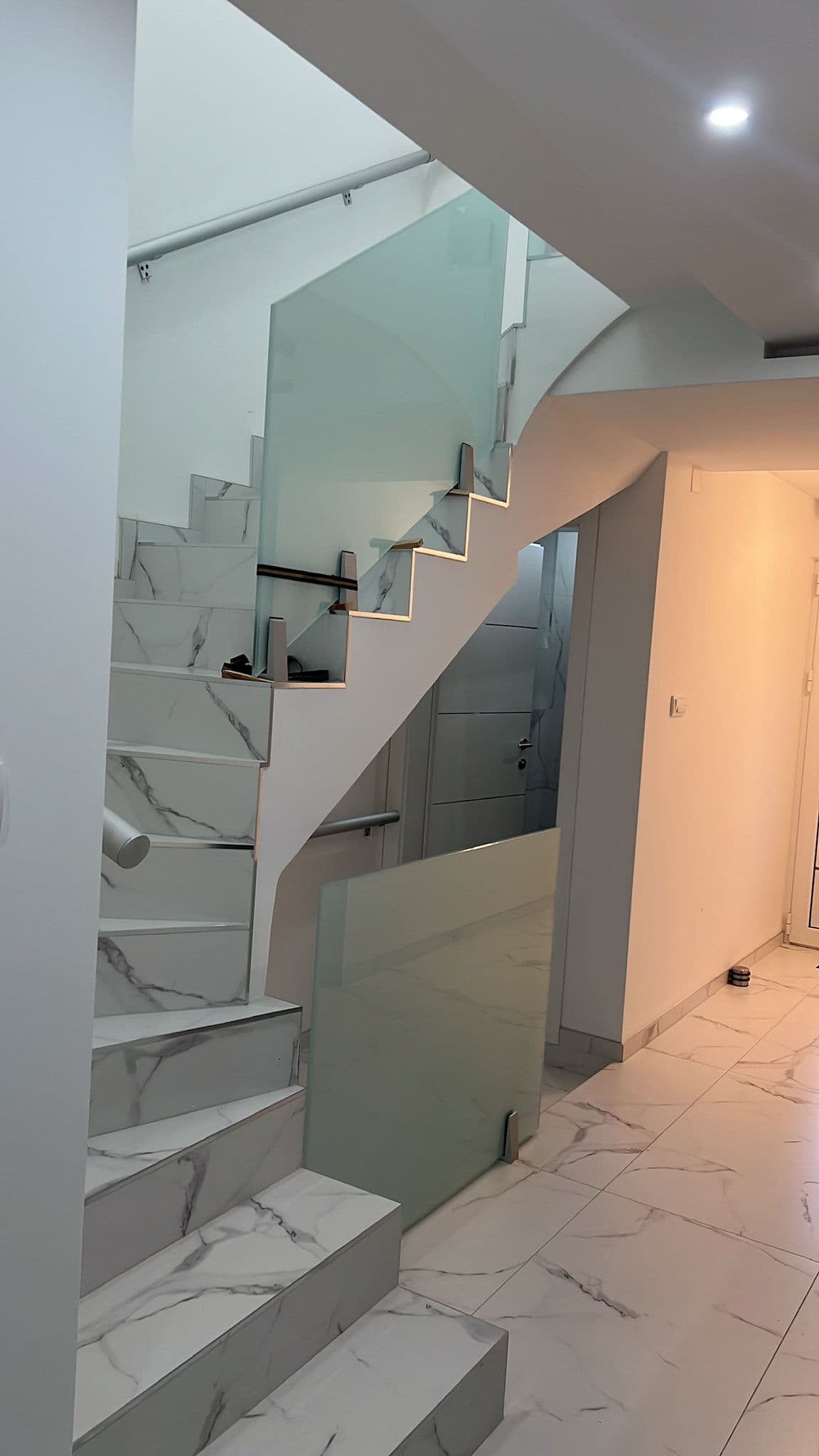 Staklena ograda – moderna arhitektura